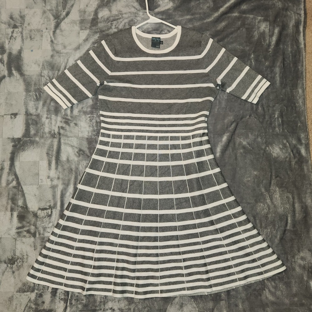 Gabby Skye Women's Sweater dress. Size Large Gray & white VERY Flattering A-Line